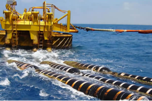 Navire de pose de câbles sous-marins