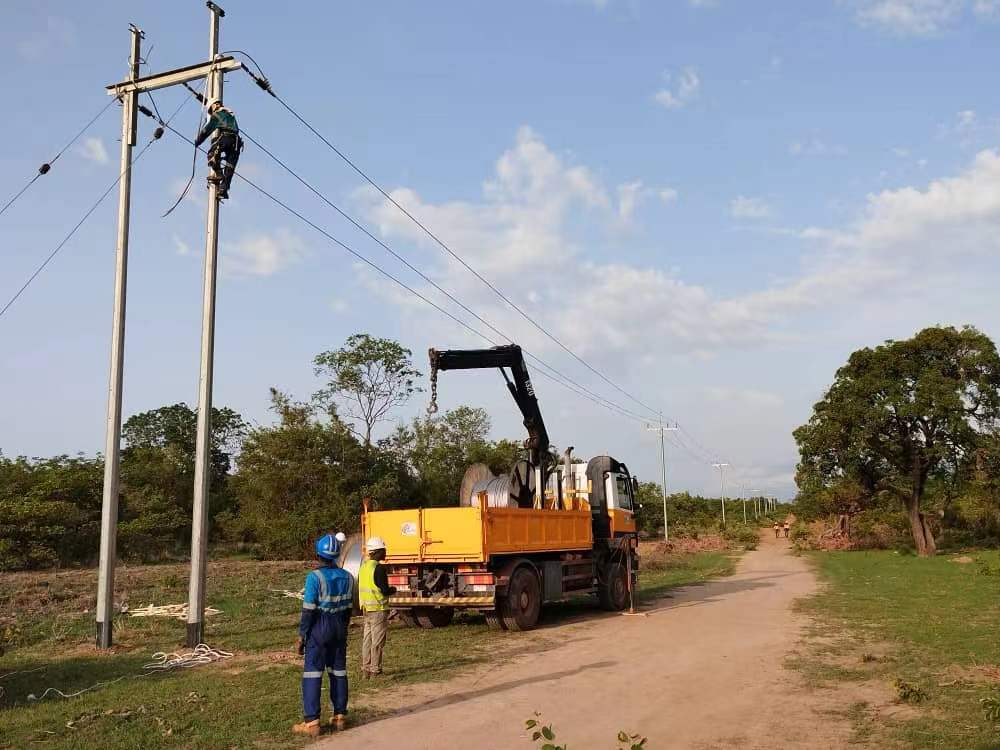 Des ouvriers travaillent sur le site